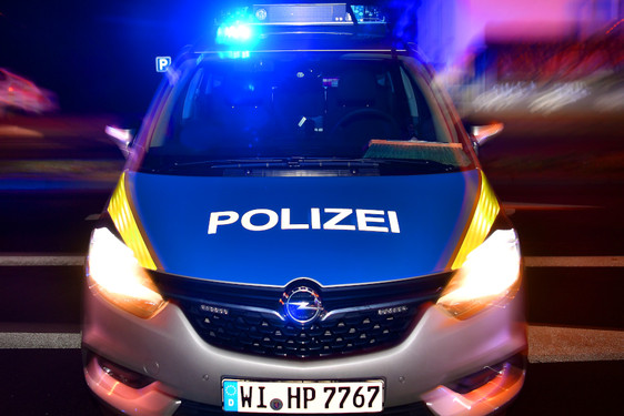 Glasscheibe von Schule in der Nacht zum Samstag in Wiesbaden-Delkenheim beschädigt.