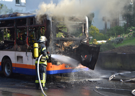 Ein Bus brennt. Feuerwehreinsatz an der Bierstadter Höhe