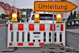 Sperrung der Straße Wiesenweg in Wiesbaden-Delkenheim wegen Bauarbeiten.