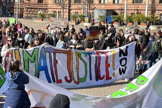 Globaler Klimastreik in Wiesbaden: Angeführt von "Fridays for Future" zogen am Freitag, 3. März 2023, rund 600 Teilnehmer durch die Innenstadt und protestierten.