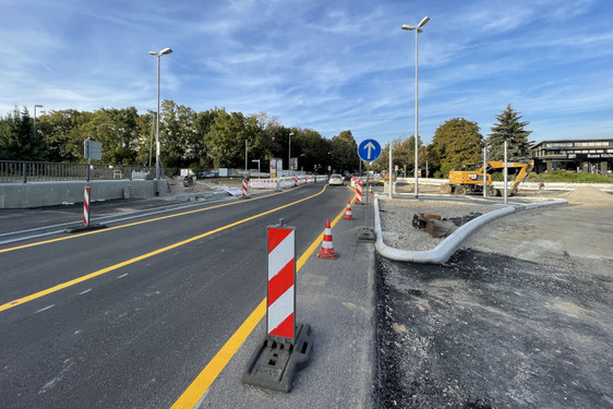 Intensiv wird am Bauabschnitt fünf der Sanierung der Stolberger Straße in Wiesbaden-Nordenstadt gearbeitet. Dennoch kommt es zu Verzögerungen.