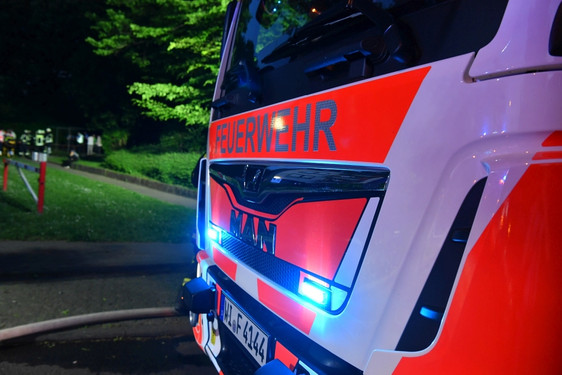 Bei einem Brand in Wiesbaden-Erbenheim verletzten sich am Mittwochabend zwei Menschen.