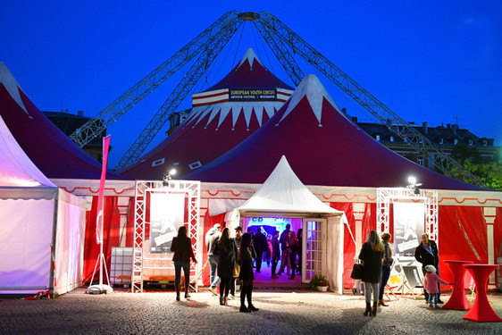 Das Zelt für den European Youth Circus 2018 wird auf dem Dern‘schen Gelände in Wiesbaden aufgebaut.