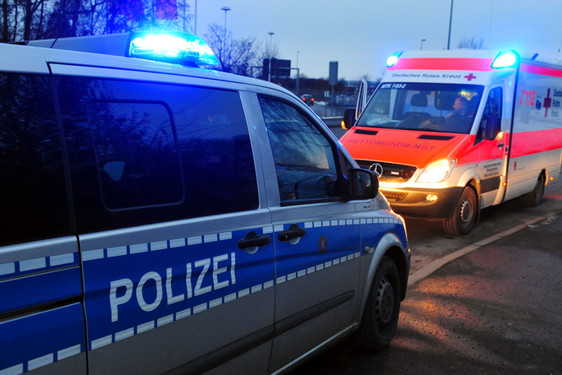 43-Jähriger von unbekanntem Täter in Wiesbaden verletzt. Rettungssanitäter kümmern sich um den Patienten. Die Polizei sucht Zeugen.