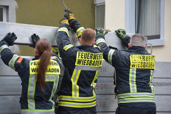 Das Hochwasser steigt am Rhein und Main - Die Feuerwehr Wiesbaden errichtete am Samstag in Schierstein und Kostheim Schutzwände