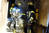 Ein Kellerbrand in einer Souterrainwohnung in der Schönaustraße in Wiesbaden- Schierstein beschäftigte am Mittwochabend die Feuerwehr. Beim Eintreffen schlugen die Flammen aus den Fenstern der Kellerwohnung.