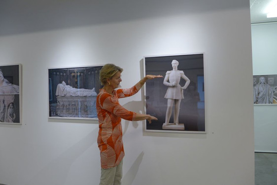 Autorin Felicitas Reusch in der Ausstellung