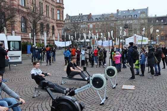 Am Wochenende versammelten sich junge Sportler:innen vor dem Wiesbadener Rathaus zum Protest-Trocken-Rudern.