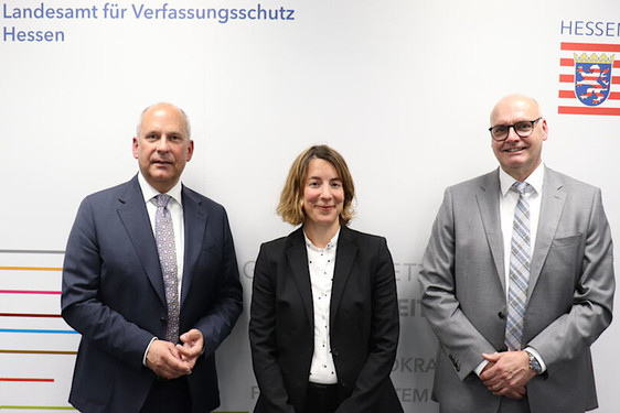 Bei einem Besuch des Landesamts für Verfassungsschutz in Wiesbaden machte Hessens Innenminister Poseck auf die Gefahren durch verschiedene extremistische Gruppen aufmerksam. Zudem stelle er ein neues Antisemitismus Projekt vor.