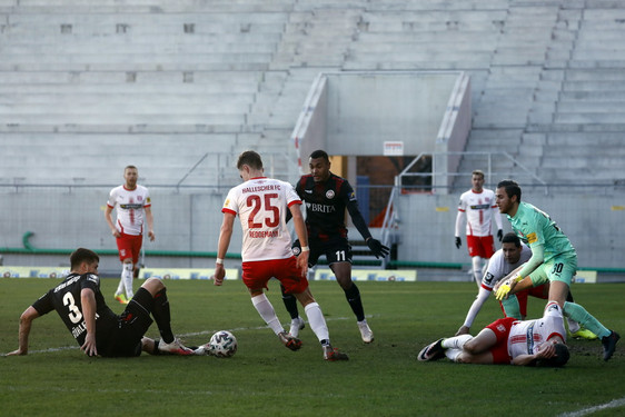 SV Wehen Wiesbaden startete mit einem Heimspiel gegen Halle in das neue Jahr.