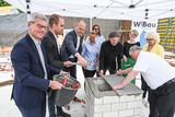In Wiesbaden fand am 28. Mai die Grundsteinlegung des Erweiterungsbaus der Martin-Niemöller-Schule statt.