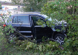 VW Tiguan kracht in Baum am Wiesbadener Kreuz
