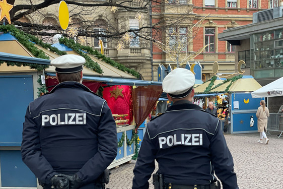 Im Rahmen der Schwerpunktkontrollen war die Polizei auch auf dem Wiesbadener Sternschnuppenmarkt unterwegs
