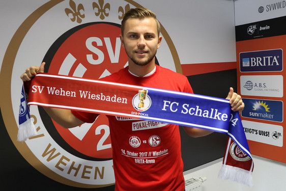 SVWW-Kapitän David Blacha mit dem DFB-Pokal-Schal und –Shirt