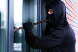 Täter haben am Montagmorgen in Wiesbaden die Eingangtür eines Einfamilienhaus aufgebrochen und eine Münzgeld gestohlen.
