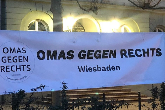 Am Internationalen Tag des Gedenkens an die Opfer des Holocaust laden die OMAS GEGEN RECHTS zu einem Mahngang durch die Innenstadt Wiesbadens