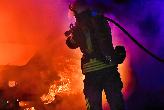 Brand eines Wohnmobils in der Nacht zum Donnerstag in Wiesbaden-Erbenheim. Die Feuerwehr löschte die Flammen.