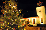 Weihnachtsbaum vor der Breckenheimer Kirche