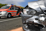 Am Donnerstagnachmittag verursachte ein Sattelschlepper beim Spurwechsel einen Unfall in Wiesbaden mit Verletzten und fuhr weiter.