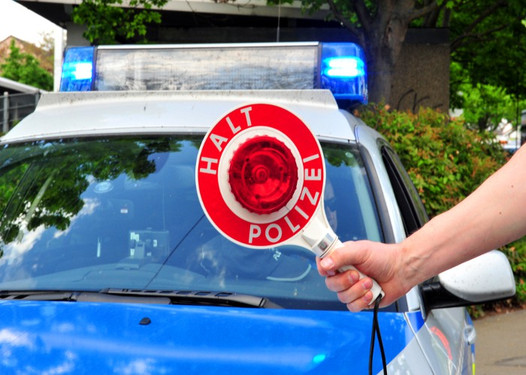 Polizei will Autofahrer kontrollieren, der wehrt sich massiv