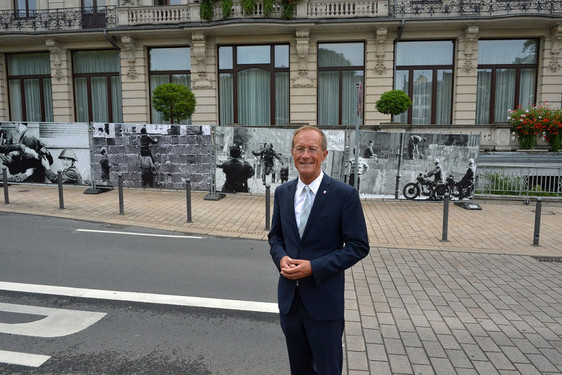 Staatsminister Axel Wintermeyer vor der Fotowand, die an der Hessischen Staatskanzlei an den Fall der Berliner Mauer vor 30 Jahren erinnert. Copyright: Hessische Staatskanzlei