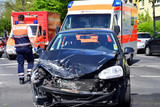 Am Freitagabend kam es in der Auffahrt des Theodor-Heuss-Rings zur Mainzer Straße in Wiesbaden zu einem Unfall. Dabei wurden dem zwei Personen leicht verletzt. Polizei und Rettungssanitäter waren im Einsatz.